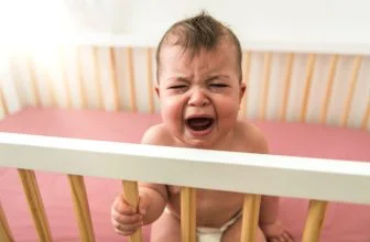 Baby huilt zodra hij wordt neergelegd